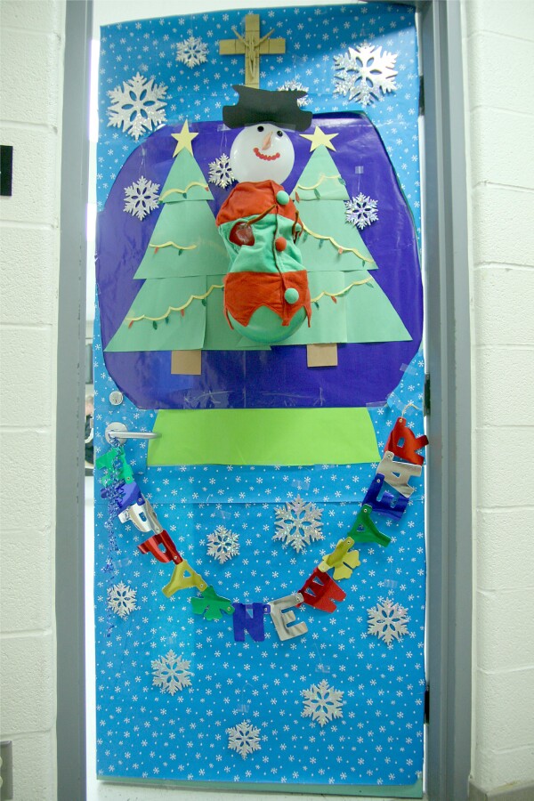 St. Thomas Aquinas Secondary, Brampton: Christmas Door Decorating ...